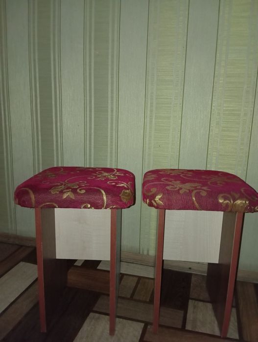 Продам две табуретки