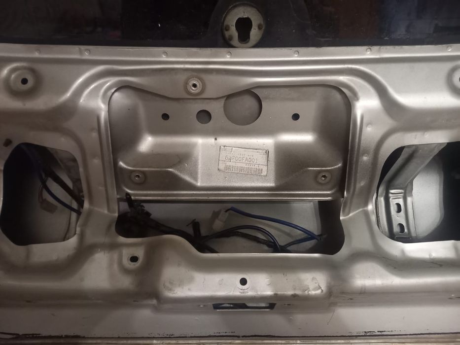 Задняя дверь субару импреза