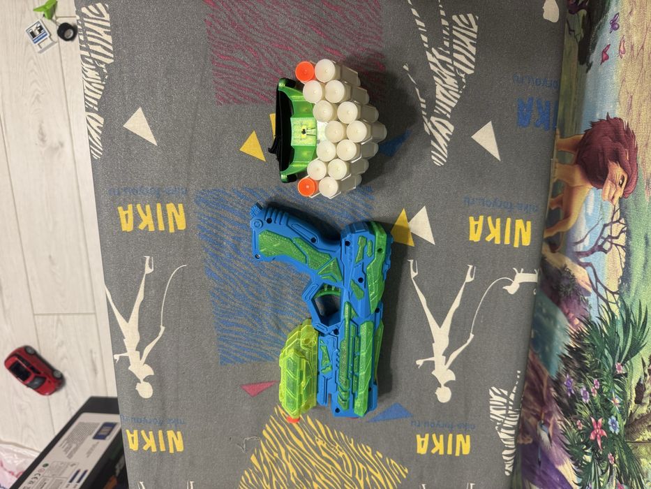 Игрушечный пистолет с мягкими пулями