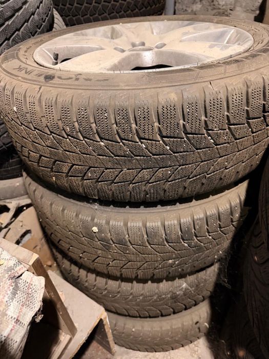 В продаже комплект зимних шин