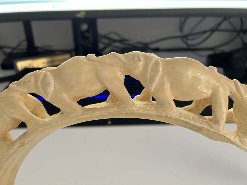 Colt de elefant scluptat