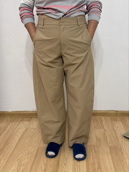 Светлые штаны uniqlo