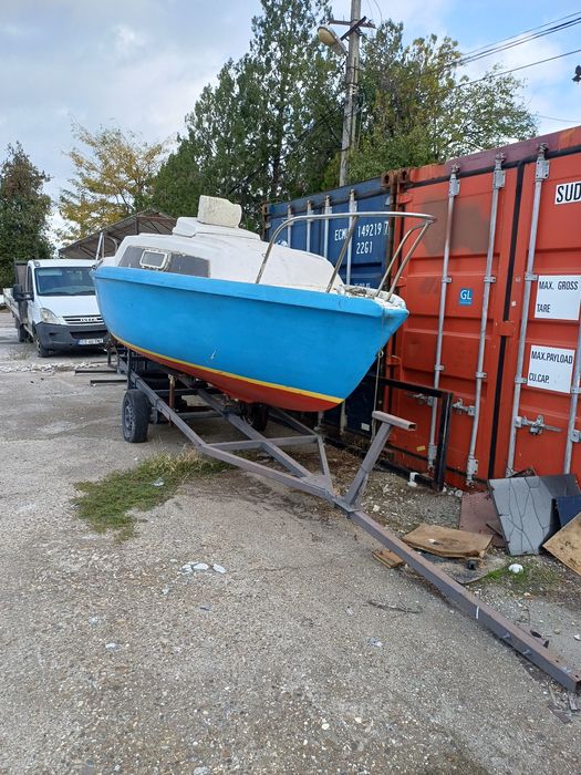 Vând barca cabinata cu peridoc neinmatriculat