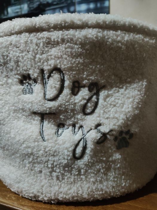 Продам новую, мохнатенькую корзину для собачьих игрушек и вещей.