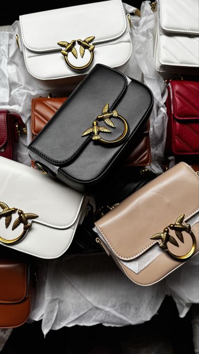 Чанти в различни цветове със златно лого