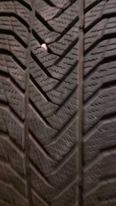 Продавам зимни гуми 205 60 16 .