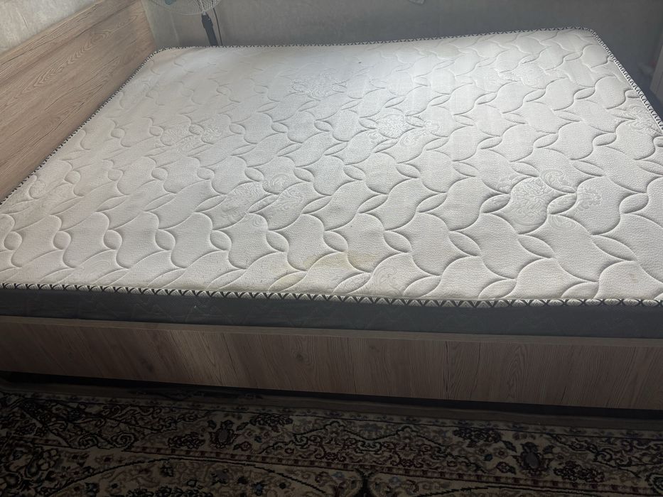 Двухспальный кроват с матросом