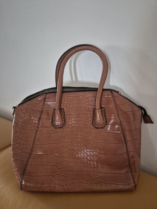 Vand genți impecabile, de firma, unele piele naturala,modele deosebite