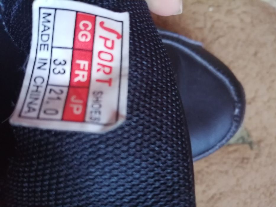 Продам детские кроссовки.