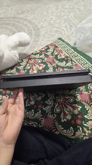 Пс 4 слим в хорошем состояние с 2 джостиками