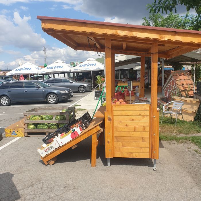 Пазарска маса метална,облечена с  дърво