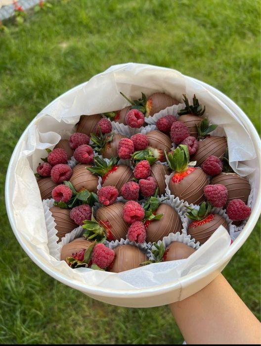 Клубника в шокодаде Qulupnayli shokolad Новый год