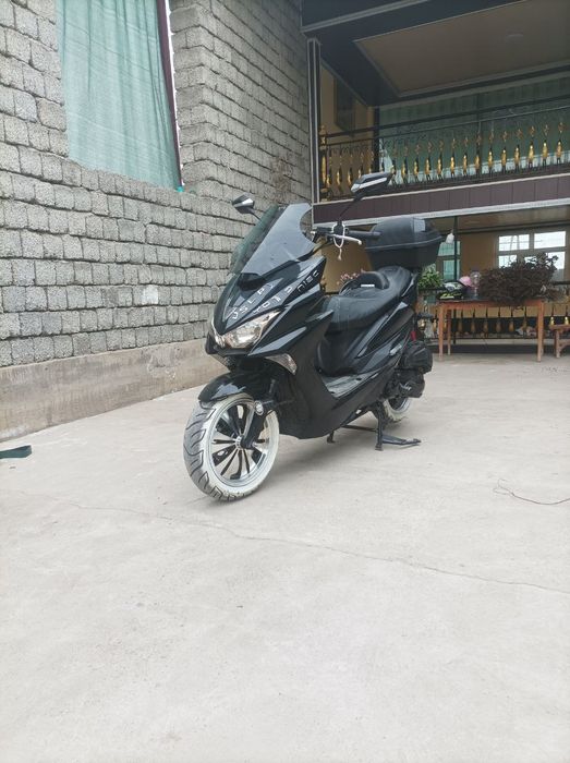 Skuter sotiladi yili 2025 tezligi 100+  100kmga 3  3.5 ta yiydi aybi y