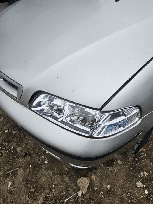Far Fiat Albea dreapta/stânga aproape noi