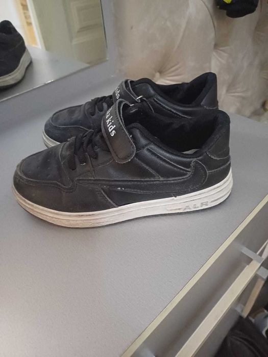 Продаются детские ботинки