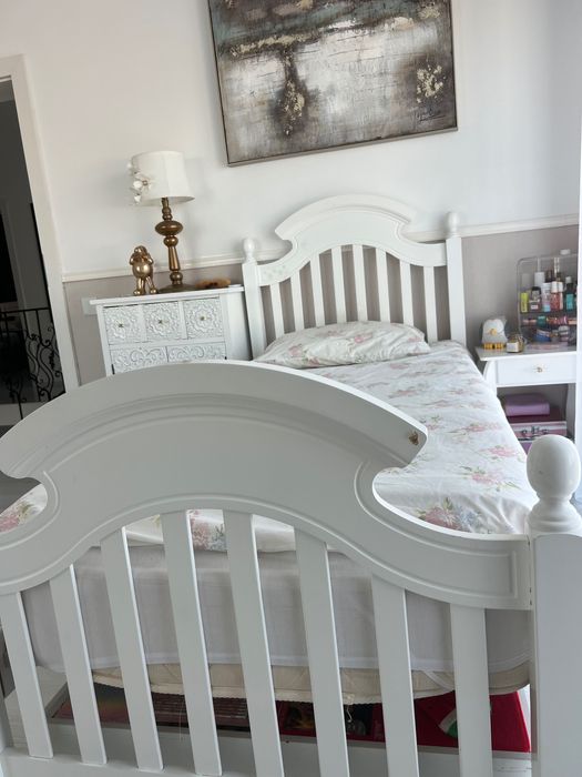 Pat din lemn alb de o persoană