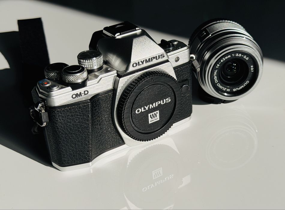 Olympus OM-D E-M10 Mark II Mirrorless+Obiectiv Olympus 14-42 F3.5-5.6