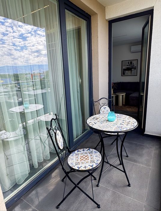 Продавам луксозен двустаен апартамент в Panorama Park East