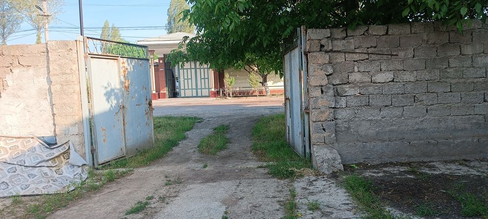 Сдается в аренду, 10 соток. Есть помещение для склада
