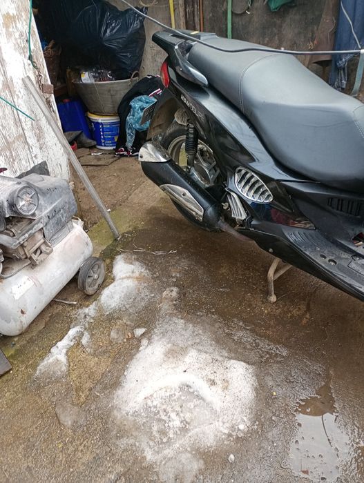 Vând scuter  capacitatea 150