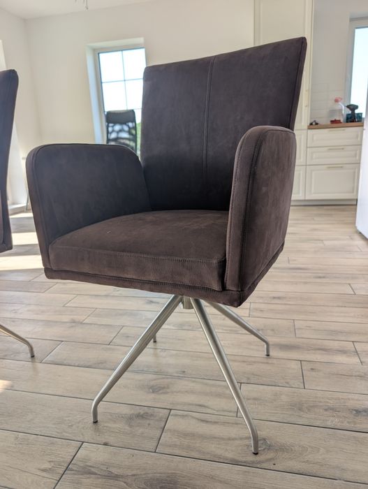 Scaune maro rotative, sunt ca și noi