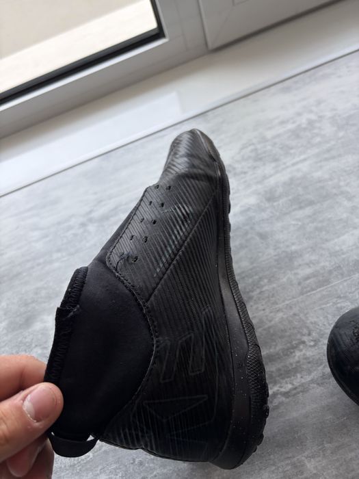 Футболни обувки Nike и Puma.