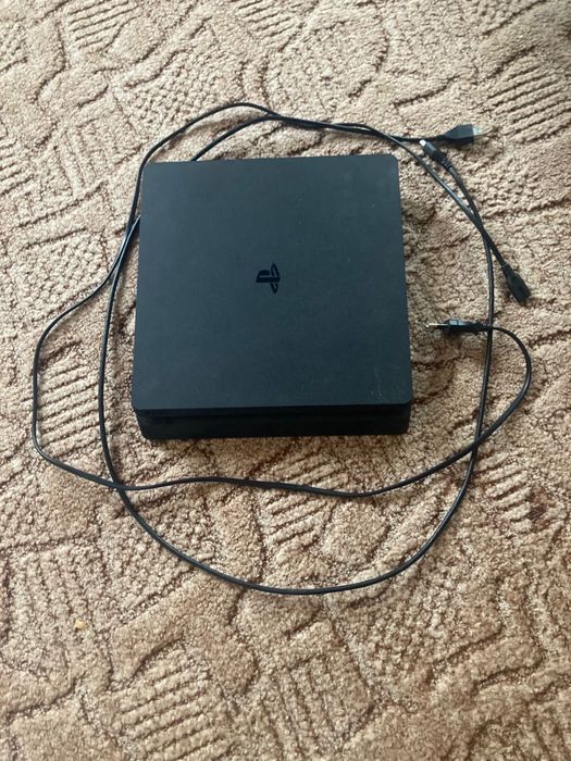Playstation 4 slim // ps4 //ps4 slim