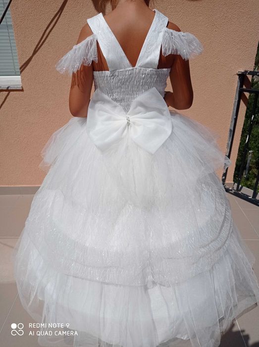 Детска бяла рокля за празник.