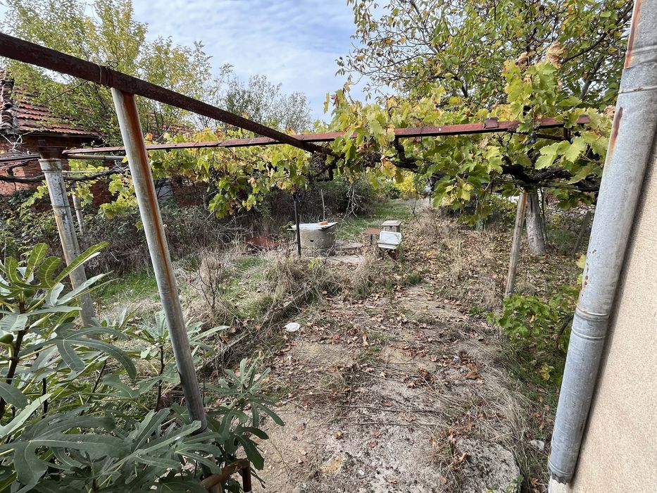 Продава се двуетажна къща в С. Помощник