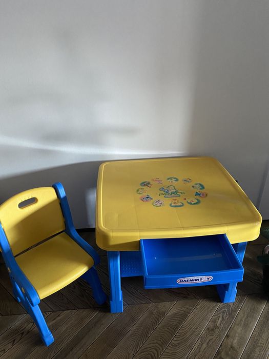 Продаю детский стол с 2 стульями