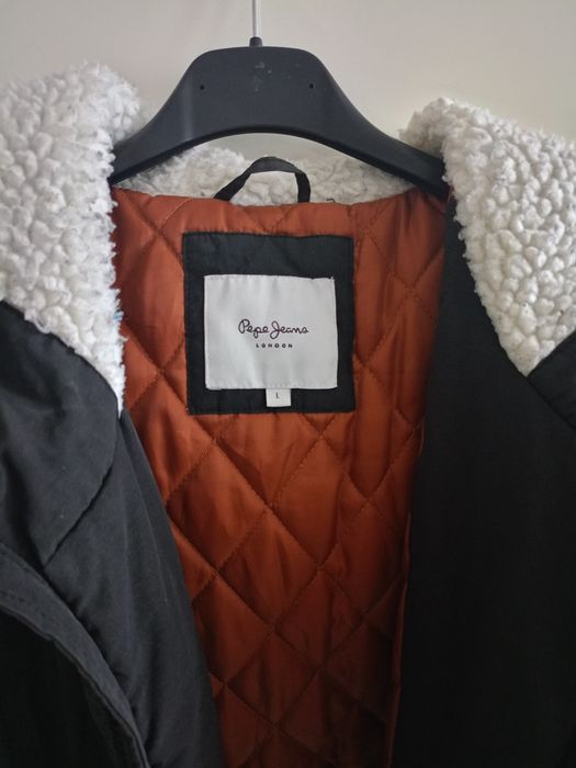 Vând haina de iarnă cu glugă Pepe Jeans,produs de calitate superioara,