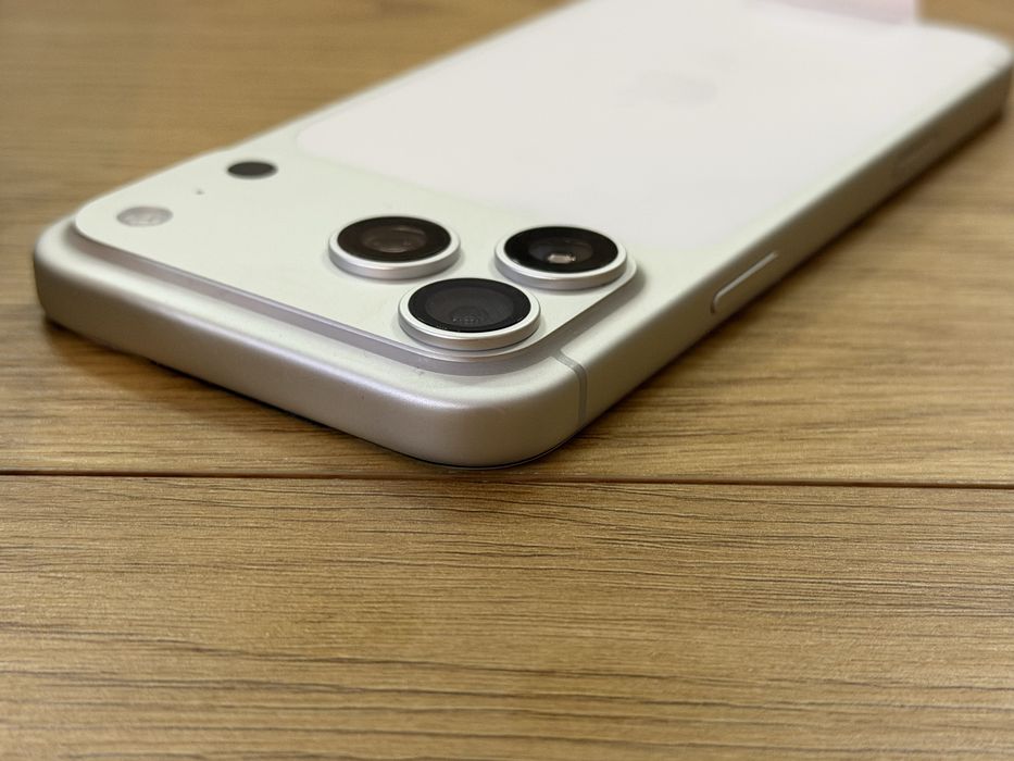 Като нов iPhone 17 pro max 256gb white 27 цикъла