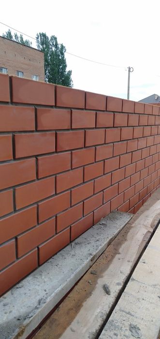 Каменщик, кладка кирпича