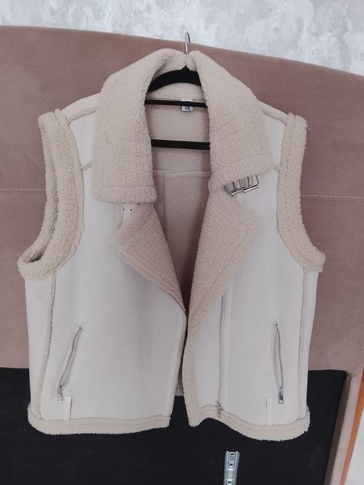 Продам женскую жилетку 7000 тенге