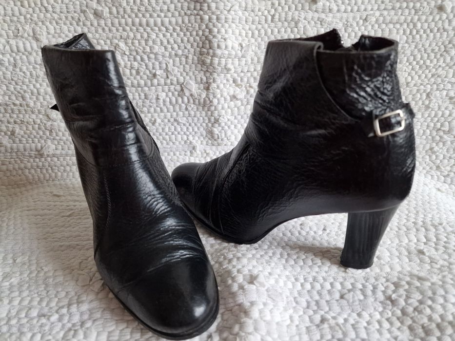 Botine din piele lacuita