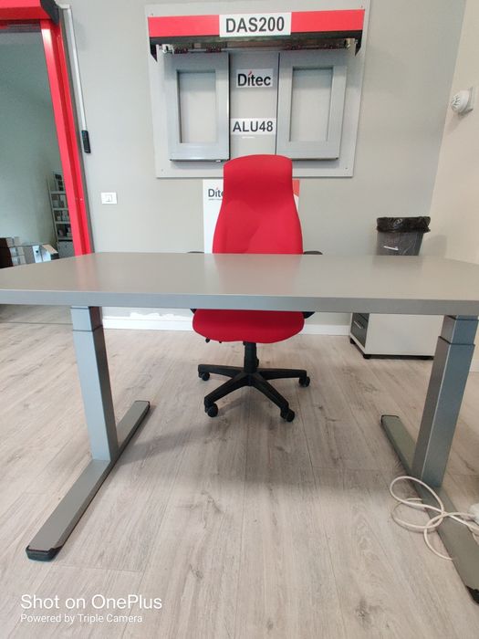Standing desk/ birou reglabil pe înălțime