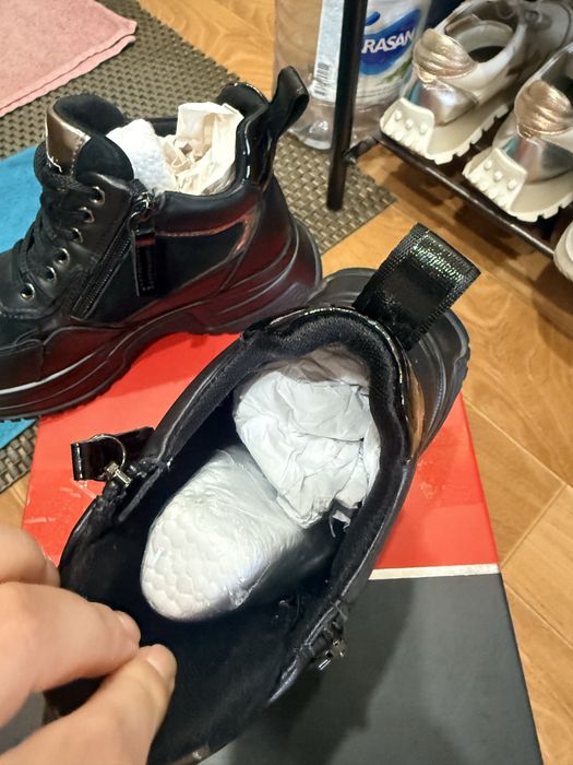 Продам женские ботинки
