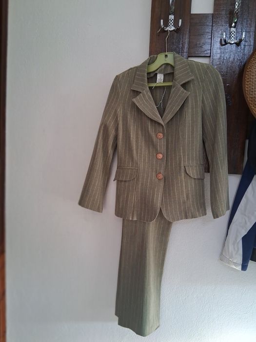 Продавам костюм размер 40