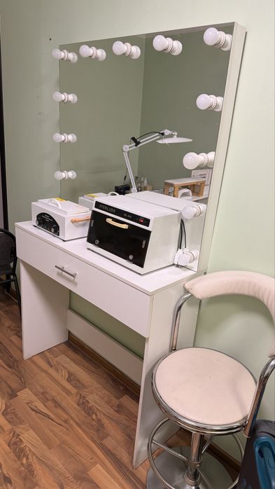 стол для макияжа со стулом