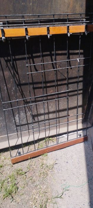 Продам полку-вешалку для одежды.