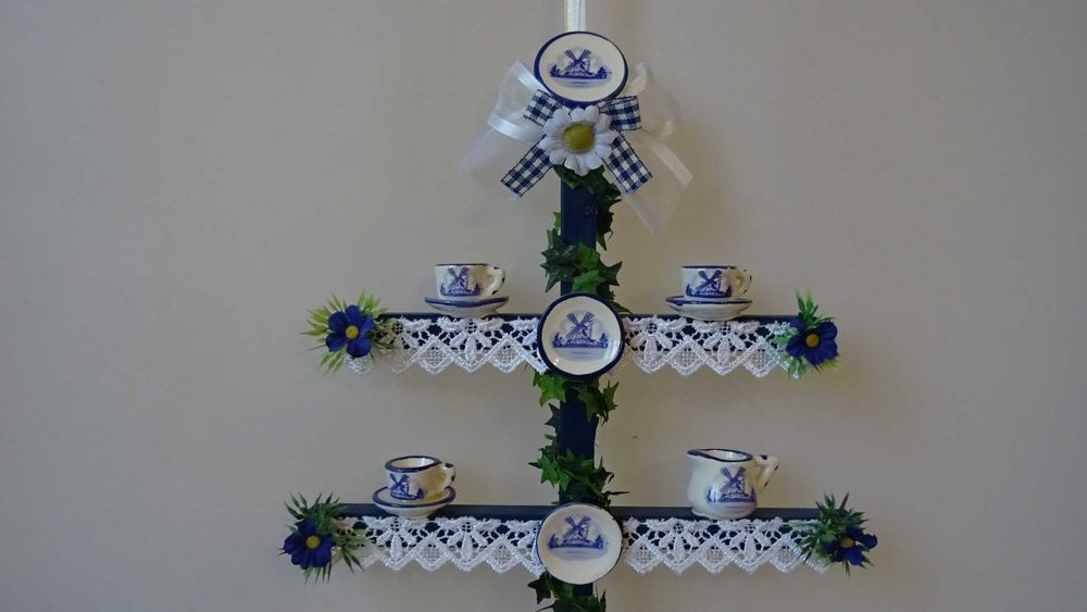 Декоративна висяща етажерка с миниатюрен сервиз  в делфтски стил.