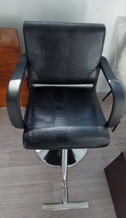 Продам профессиональное кресло для парикмахера.