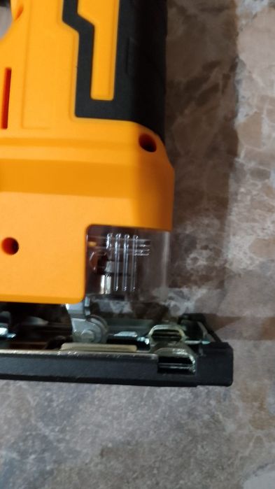 Vand pendular dewalt cu o baterie de 6A