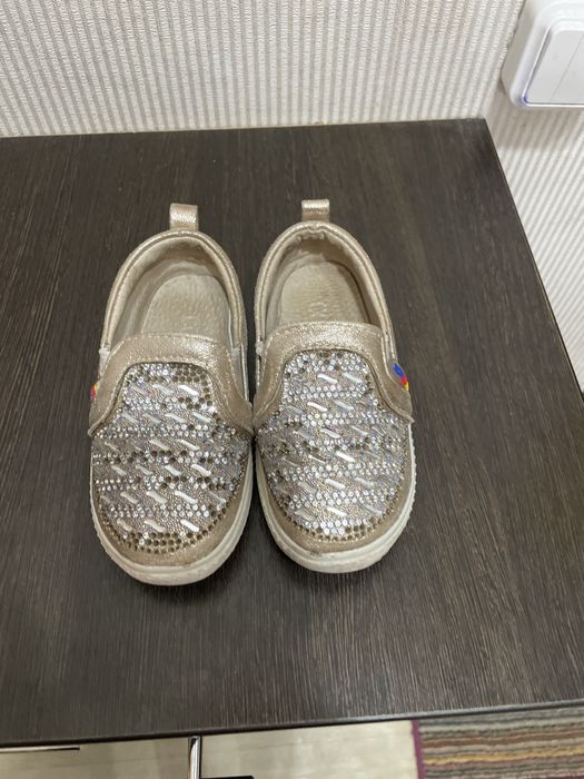 Продам обувь для девочки