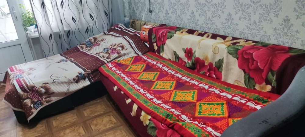 Диван и мебельная стенка со столом