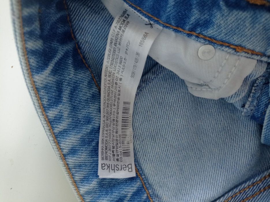 скъсани дънки Bershka