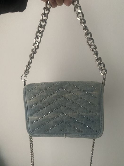 Дамска чанта на Bershka в сит цвят