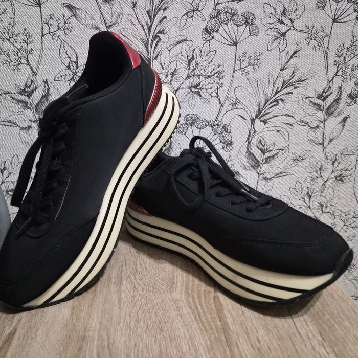 женские кроссовки