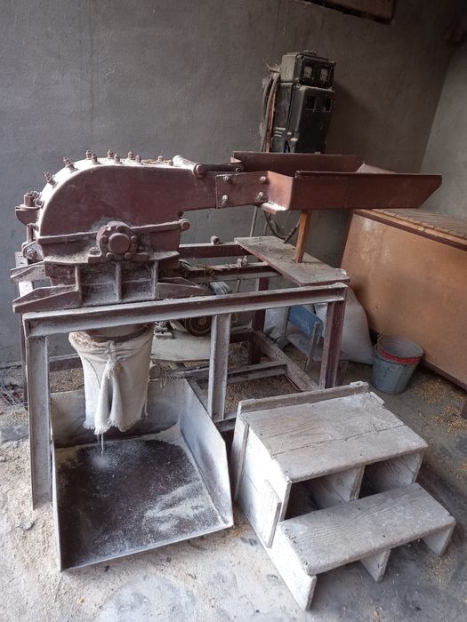 Vând moara cu ciocane, motor trifazic 18 kw.
