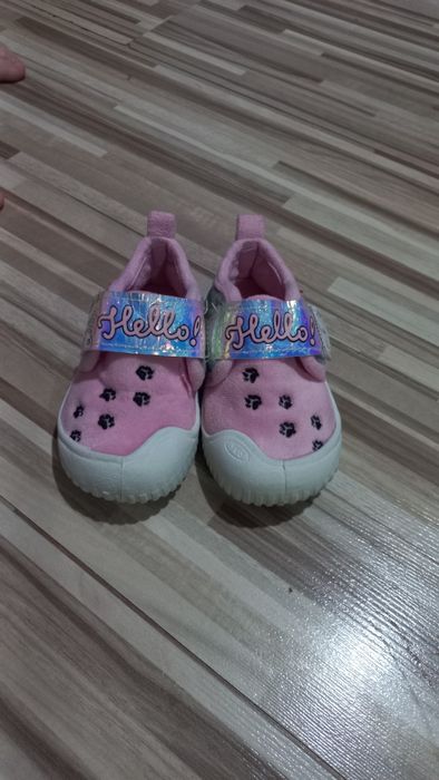 Лот - Маратонки адидас и вътрешни пантофи